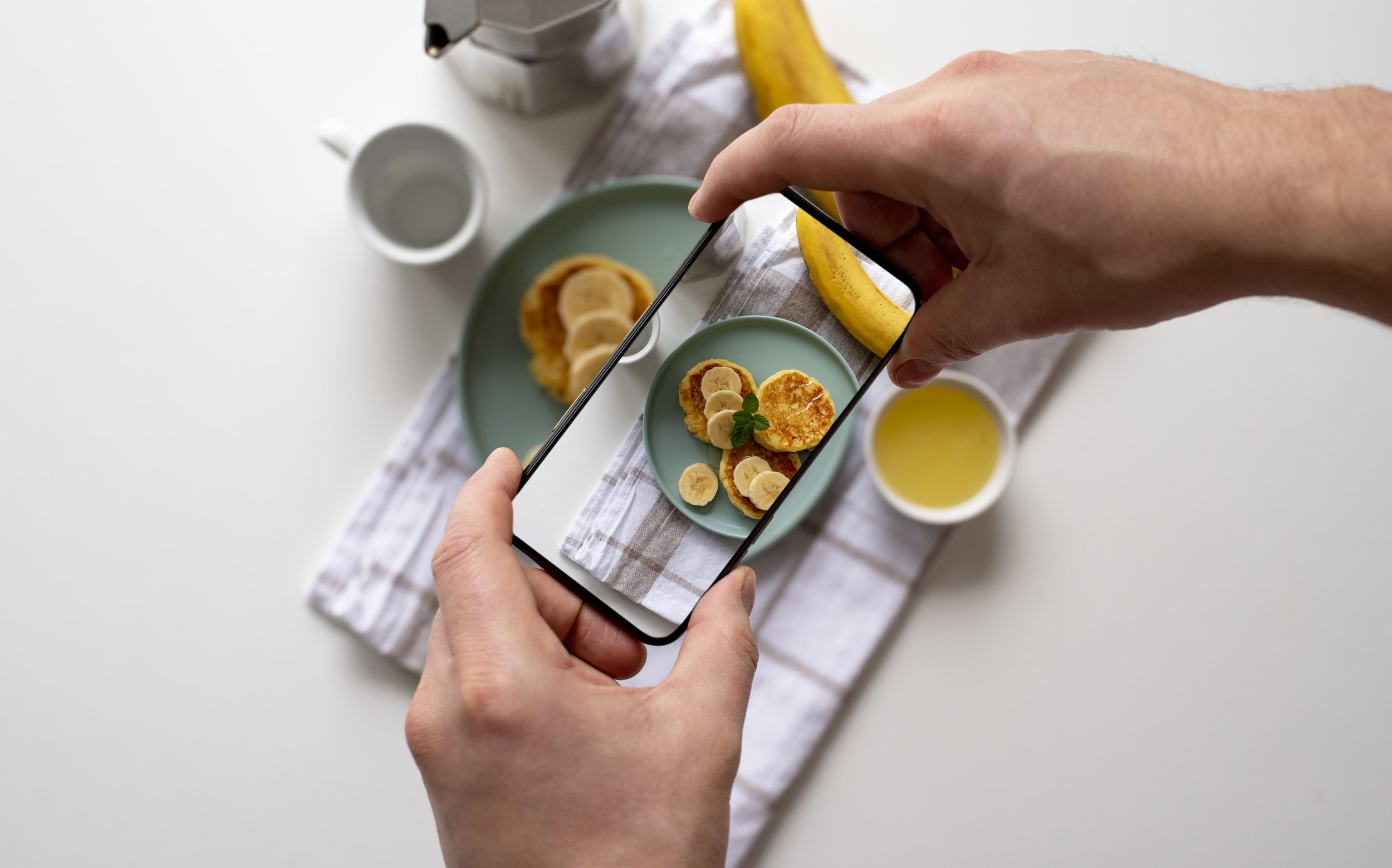 close-up-food-lover-taking-pictures-meal (1)